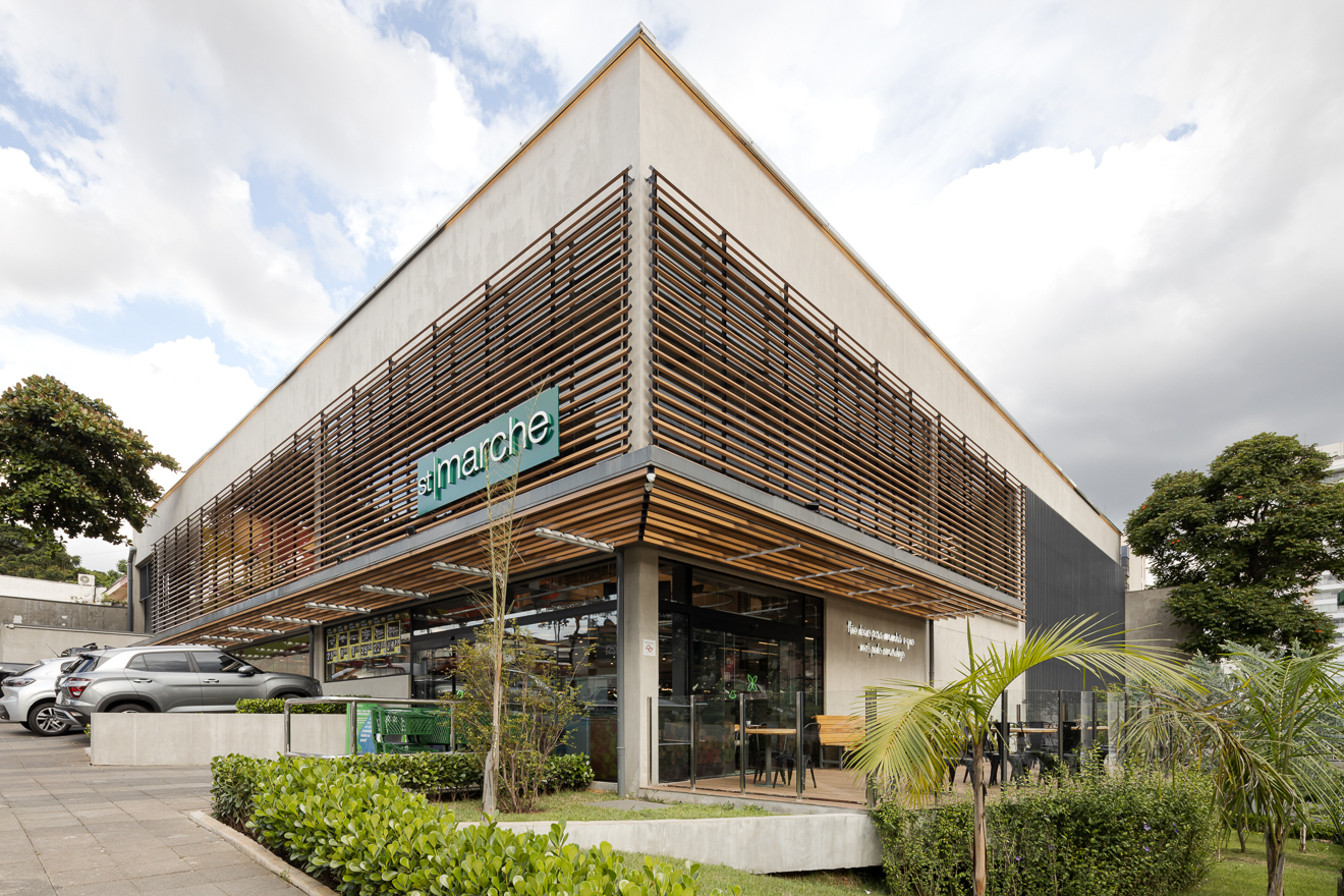 St Marche Supermercado, Vila Mascote. Projetado executado pela espaçonovo arquitetura, empresa especializada em arquitetura de varejo, sediada em São Paulo e qual a arquiteta Jovita Torrano é diretora e fundadora. Projetos de edificação e interiores, concebido para receber mais uma unidade da rede. Uma loja convidativa que conversa com o bairro, oferecendo além de uma agradável compra, um grande deck aberto para rua que se transforma em ponto de encontro.