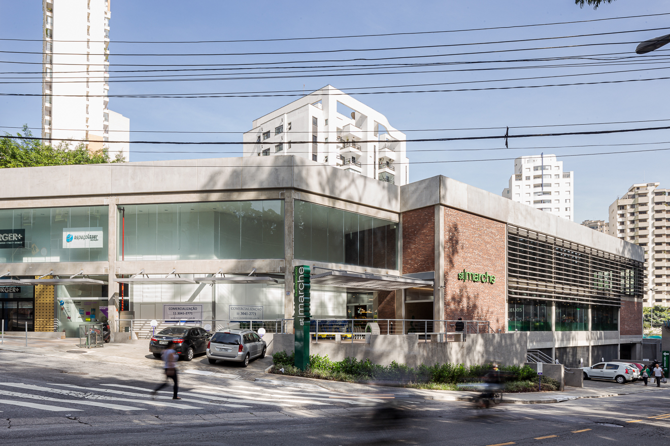 Centro Comercial Novo Portal é um centro Comercial de Vizinhança tem na sua implantação St Marche Supermercado como loja âncora e mais 5 lojas satélites. Uma grande varanda integra os locais comerciais que recebem brises e marquises metálicas valorizando a grande fachada de esquina. Projetado executado pela espaçonovo arquitetura, empresa especializada em arquitetura de varejo, sediada em São Paulo e qual a arquiteta Jovita Torrano é diretora e fundadora.