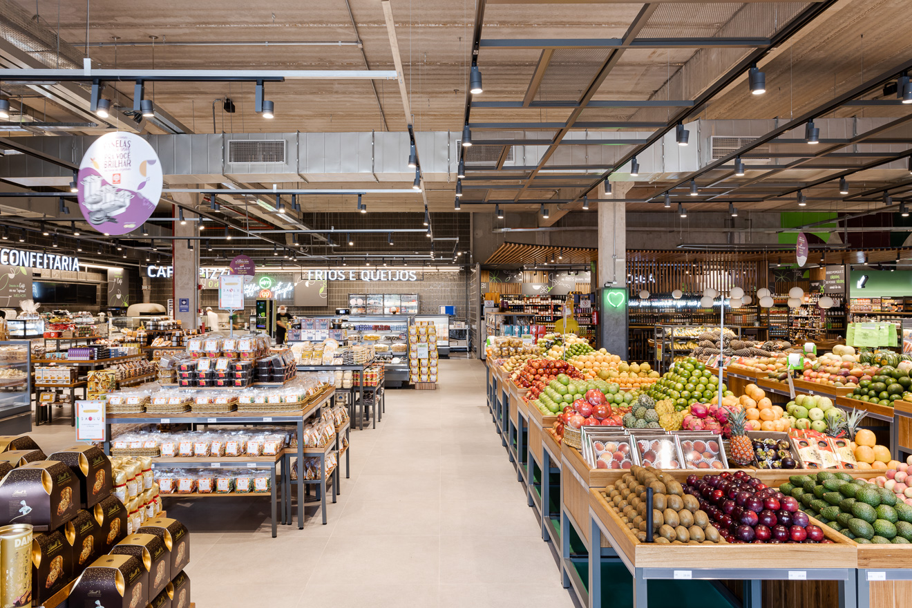 St Marche Supermercado, Avenida Braz Leme. Projetado executado pela espaçonovo arquitetura, empresa especializada em arquitetura de varejo, sediada em São Paulo e qual a arquiteta Jovita Torrano é diretora e fundadora. Projetada dentro dos novos parâmetros da rede , mantém a atmosfera descontraída e moderna com grande ênfase às áreas de serviços e destaques para a adega e estar diretamente ligados ao hortifruti todos localizados no centro da loja.