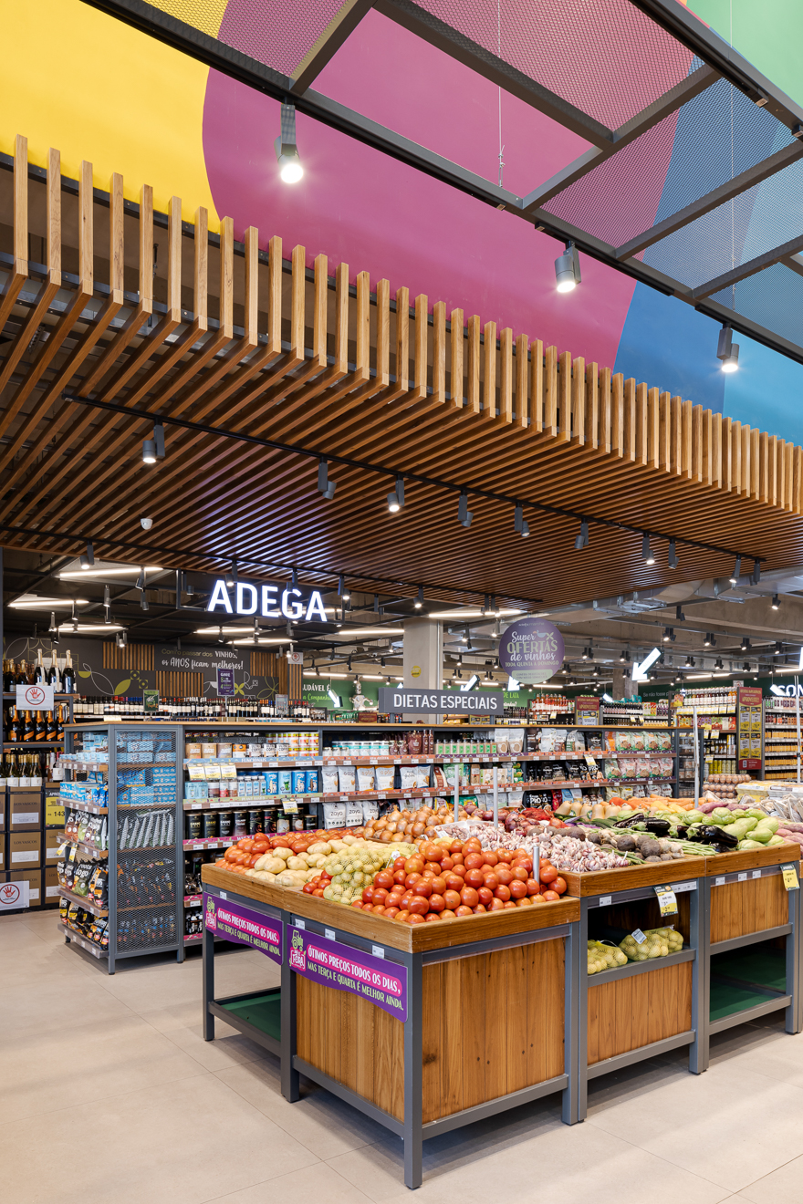 St Marche Supermercado, Tatuapé. Projetado executado pela espaçonovo arquitetura, empresa especializada em arquitetura de varejo, sediada em São Paulo e qual a arquiteta Jovita Torrano é diretora e fundadora. Projetamos a Edificação e todo o Interior desta unidade, numa esquina bastante valorizada, na Zona Leste da cidade de São Paulo. Através de grandes aberturas na fachada, podemos visualizar o interior da loja. Mesas externas instaladas num aconchegante deck voltado para a rua, permite degustar uma gostosa pizza de fermentação natural, enquanto integra a loja ao seu entorno.