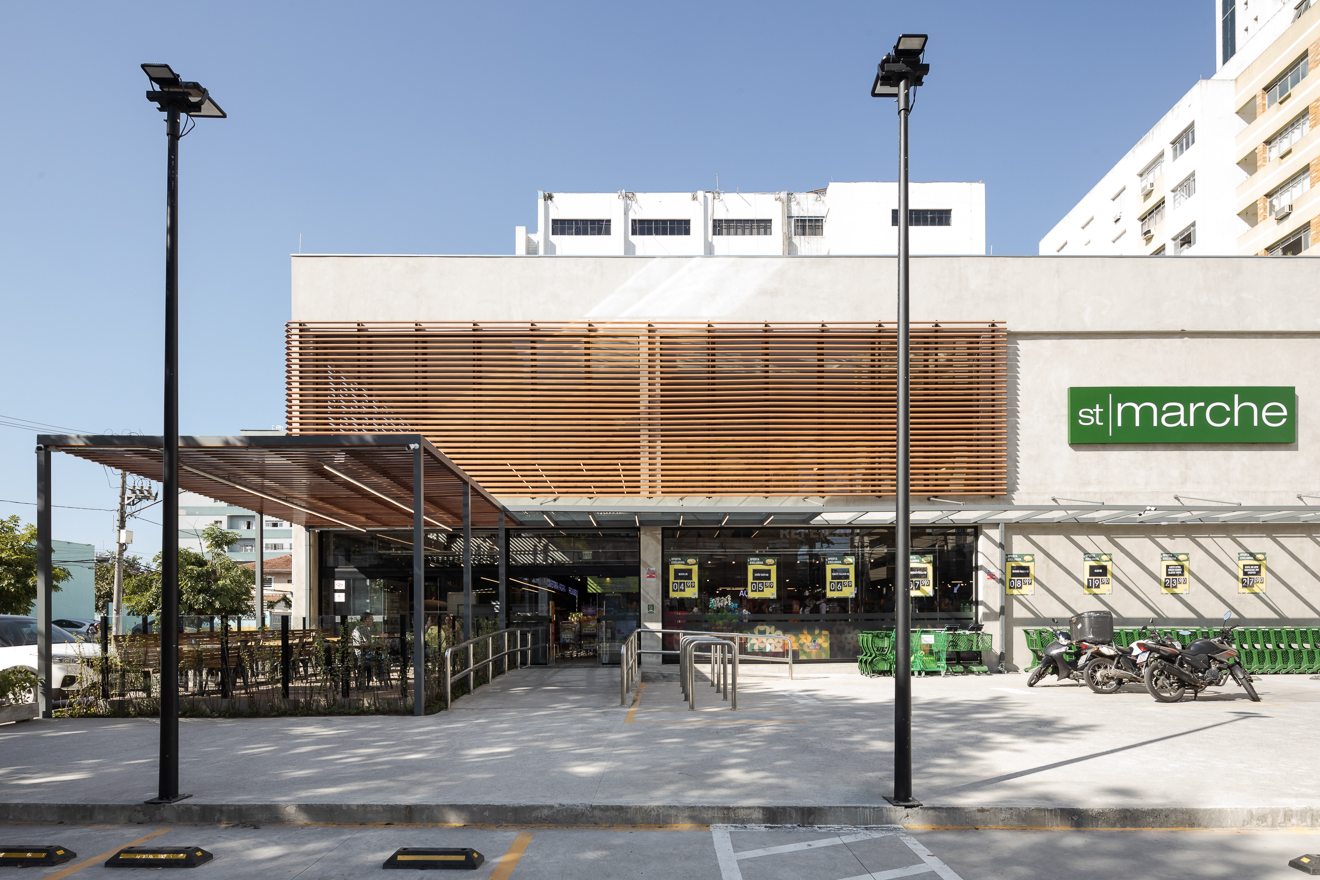 St Marche Supermercado, Litoral Norte de São Paulo, Santos. Projetado executado pela espaçonovo arquitetura, empresa especializada em arquitetura de varejo, sediada em São Paulo e qual a arquiteta Jovita Torrano é diretora e fundadora. Primeira unidade do St Marche Supermercados no litoral Paulista. Projetada dentro do Novo Conceito, prioriza as áreas de Perecíveis, com serviços de Sushi, Café e Pizza no acesso da loja para ser degustado num charmoso deck aberto para a movimentada esquina. A Padaria localizada no mezanino é toda envidraçada se integrando visualmente com a loja.