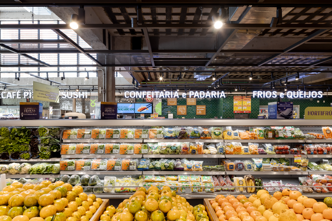 St Marche Supermercado, Litoral Norte de São Paulo, Santos. Projetado executado pela espaçonovo arquitetura, empresa especializada em arquitetura de varejo, sediada em São Paulo e qual a arquiteta Jovita Torrano é diretora e fundadora. Primeira unidade do St Marche Supermercados no litoral Paulista. Projetada dentro do Novo Conceito, prioriza as áreas de Perecíveis, com serviços de Sushi, Café e Pizza no acesso da loja para ser degustado num charmoso deck aberto para a movimentada esquina. A Padaria localizada no mezanino é toda envidraçada se integrando visualmente com a loja.