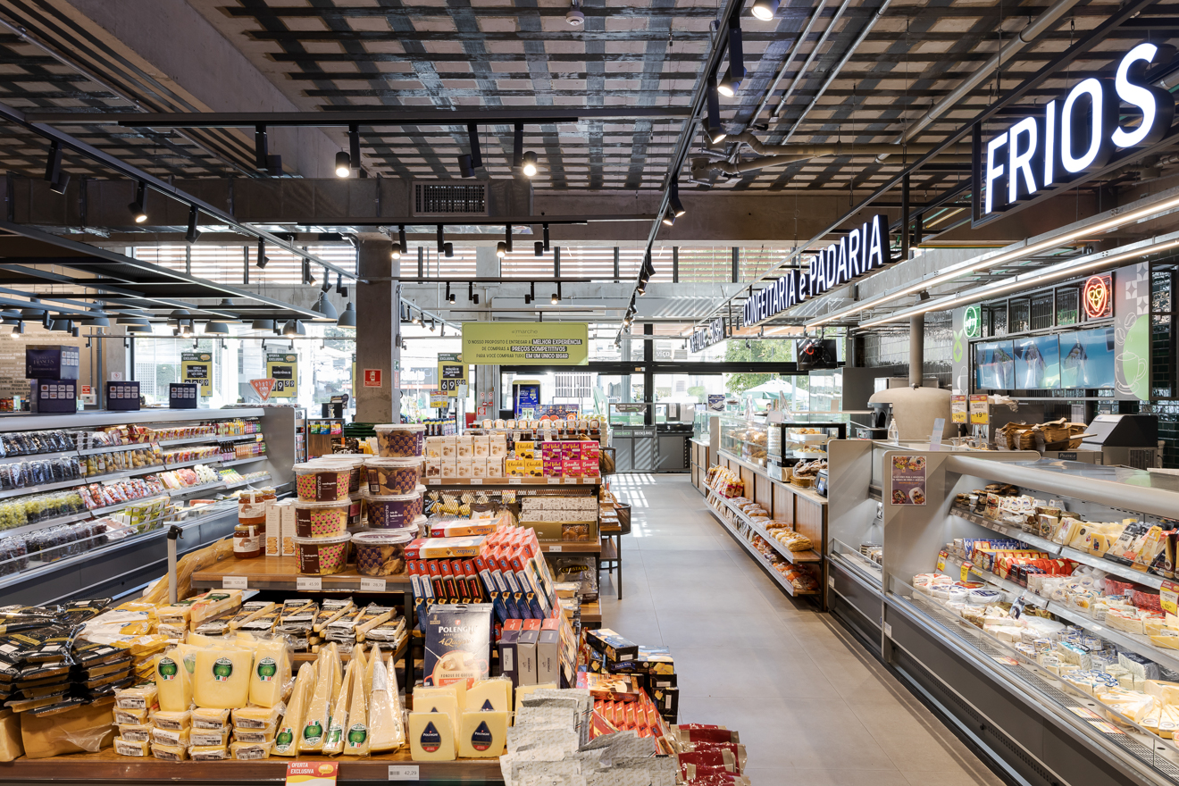 St Marche Supermercado, Litoral Norte de São Paulo, Santos. Projetado executado pela espaçonovo arquitetura, empresa especializada em arquitetura de varejo, sediada em São Paulo e qual a arquiteta Jovita Torrano é diretora e fundadora. Primeira unidade do St Marche Supermercados no litoral Paulista. Projetada dentro do Novo Conceito, prioriza as áreas de Perecíveis, com serviços de Sushi, Café e Pizza no acesso da loja para ser degustado num charmoso deck aberto para a movimentada esquina. A Padaria localizada no mezanino é toda envidraçada se integrando visualmente com a loja.