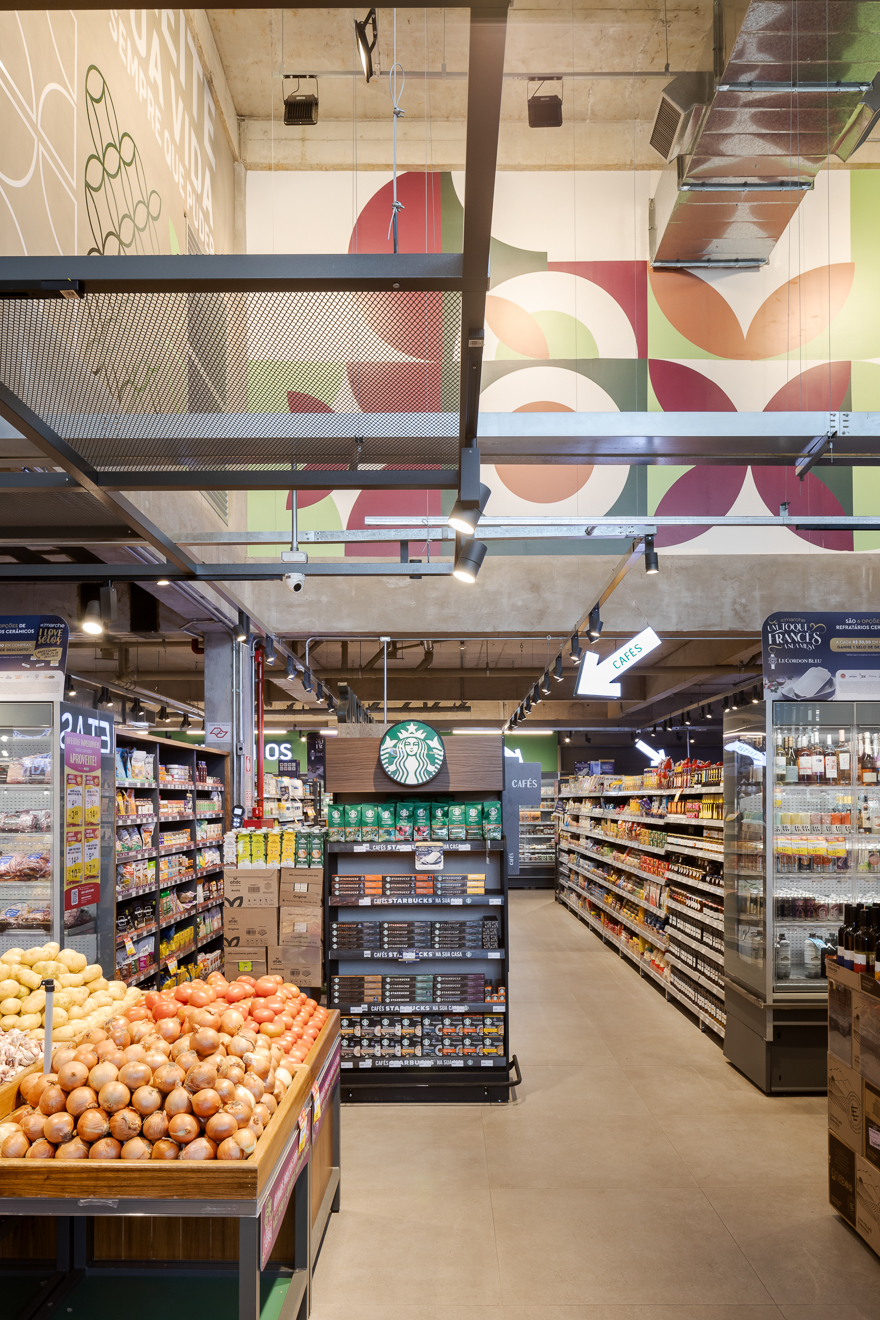 St Marche Supermercado, Litoral Norte de São Paulo, Santos. Projetado executado pela espaçonovo arquitetura, empresa especializada em arquitetura de varejo, sediada em São Paulo e qual a arquiteta Jovita Torrano é diretora e fundadora. Primeira unidade do St Marche Supermercados no litoral Paulista. Projetada dentro do Novo Conceito, prioriza as áreas de Perecíveis, com serviços de Sushi, Café e Pizza no acesso da loja para ser degustado num charmoso deck aberto para a movimentada esquina. A Padaria localizada no mezanino é toda envidraçada se integrando visualmente com a loja.