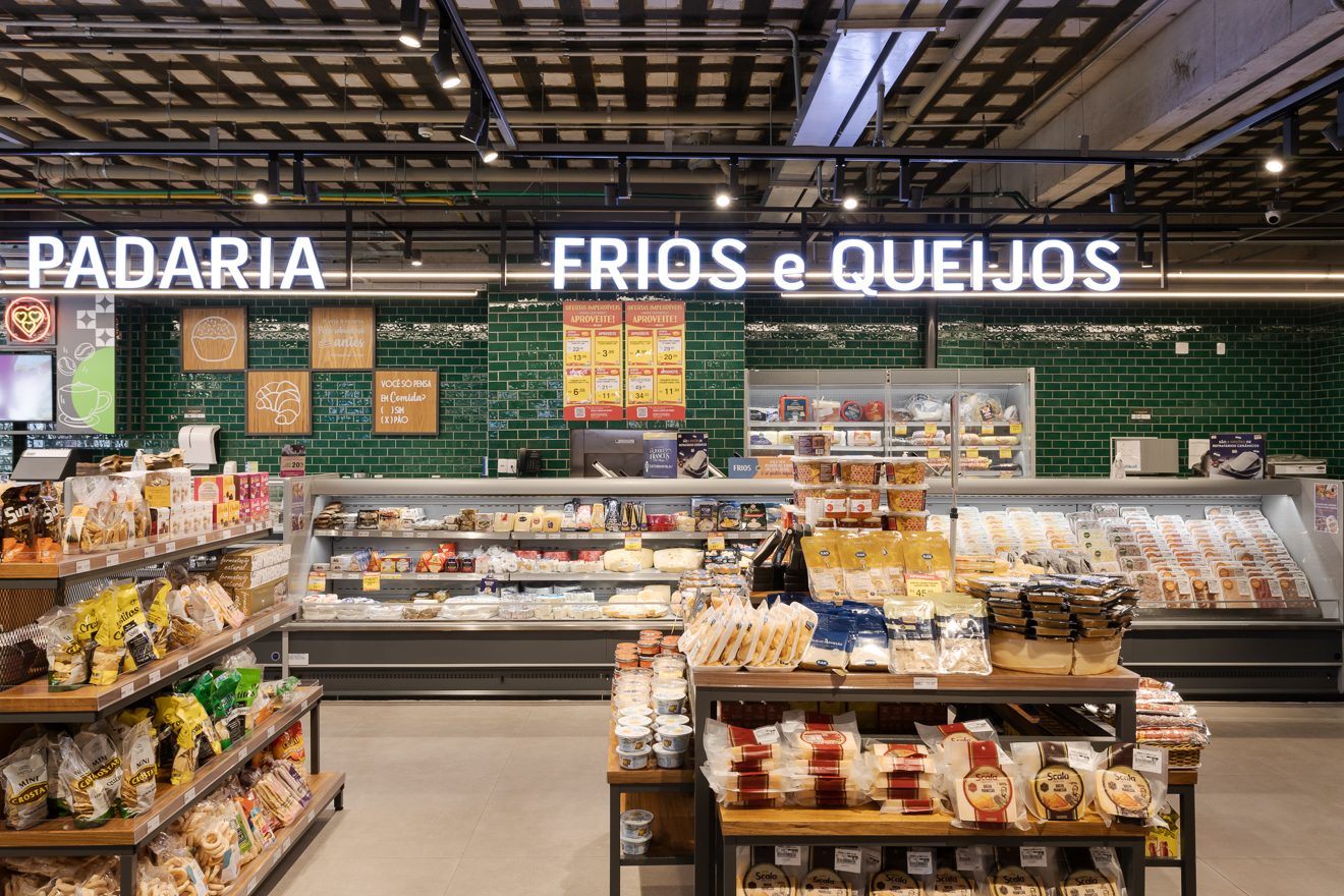 St Marche Supermercado, Litoral Norte de São Paulo, Santos. Projetado executado pela espaçonovo arquitetura, empresa especializada em arquitetura de varejo, sediada em São Paulo e qual a arquiteta Jovita Torrano é diretora e fundadora. Primeira unidade do St Marche Supermercados no litoral Paulista. Projetada dentro do Novo Conceito, prioriza as áreas de Perecíveis, com serviços de Sushi, Café e Pizza no acesso da loja para ser degustado num charmoso deck aberto para a movimentada esquina. A Padaria localizada no mezanino é toda envidraçada se integrando visualmente com a loja.